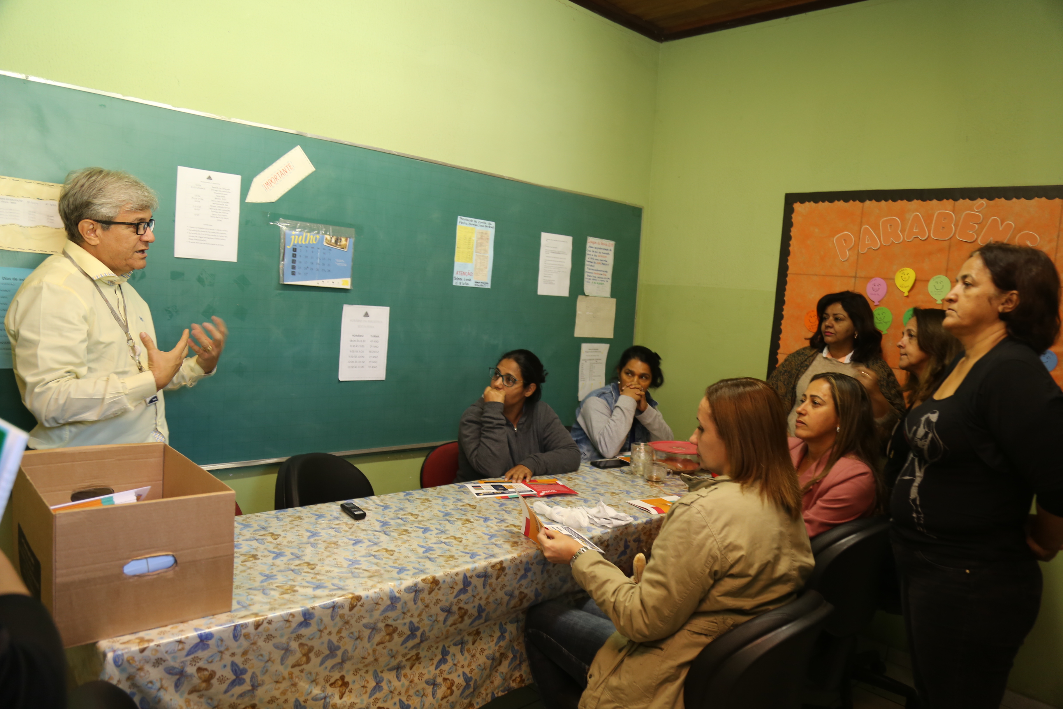 O assessor da diretoria-geral do TCEMG, Paulo Vicente Guimarães, também conversou com os professores da instituição (Foto: Karina Camargos Coutinho)